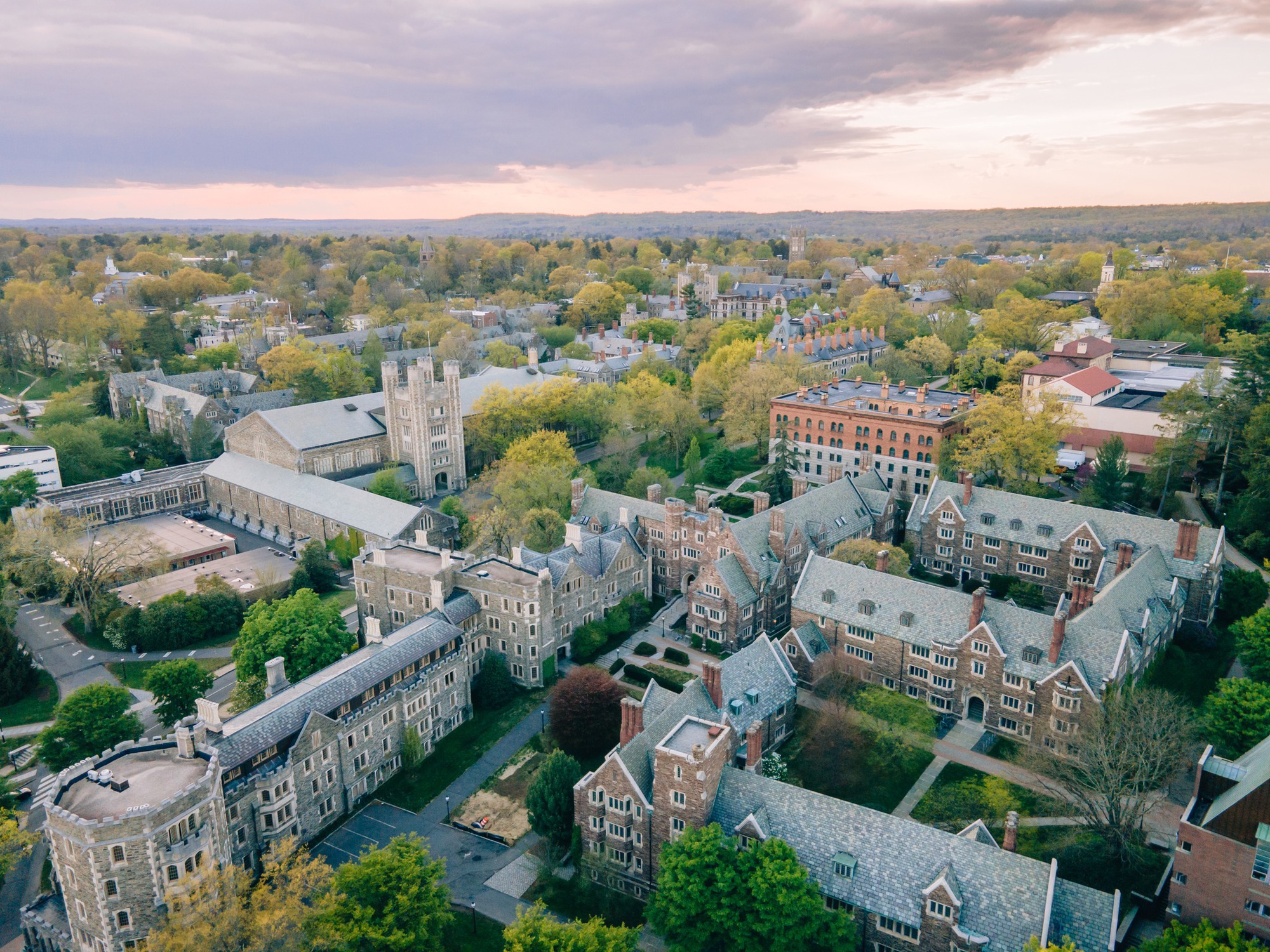 Trường ĐH tốt nhất nước Mỹ năm 2024: Là &quot;kỳ phùng địch thủ&quot; của Harvard, Albert Einstein từng sống và làm việc tại đây! - Ảnh 1.