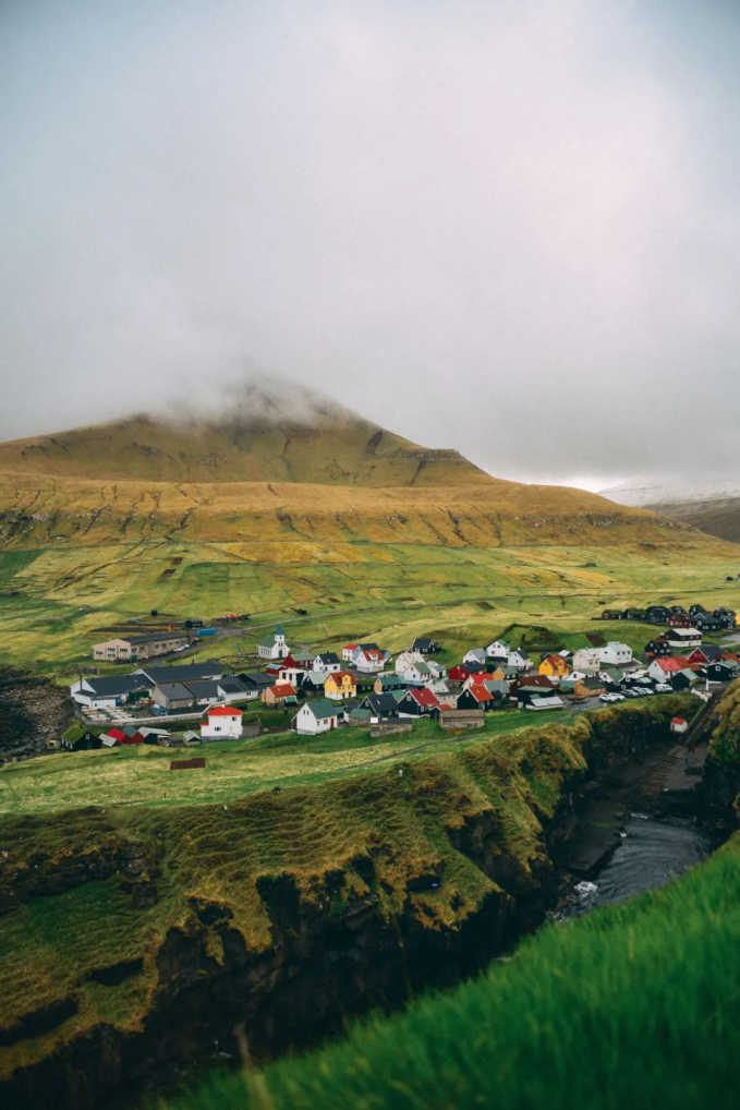 Faroe - quần đảo thiên đường của cừu và những ngôi nhà đầy sắc màu mọc trên cỏ xanh - Ảnh 8.