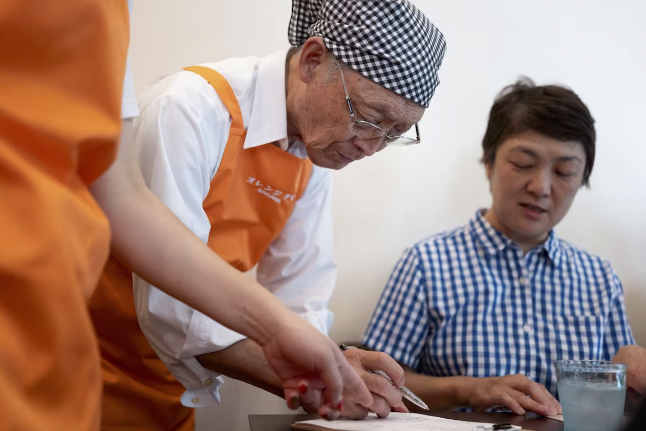 Ấm áp tình thương ở quán cà phê &quot;đãng trí&quot; tại Nhật: Nơi thực khách trả tiền để được phục vụ nhầm - Ảnh 2.