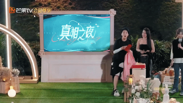Chi Pu tặng áo dài cho Amber và một món quà giá trị liên quan đến Việt Nam - Ảnh 6. Chi Pu tặng áo dài cho Amber và một món quà giá trị liên quan đến Việt Nam - Ảnh 6.