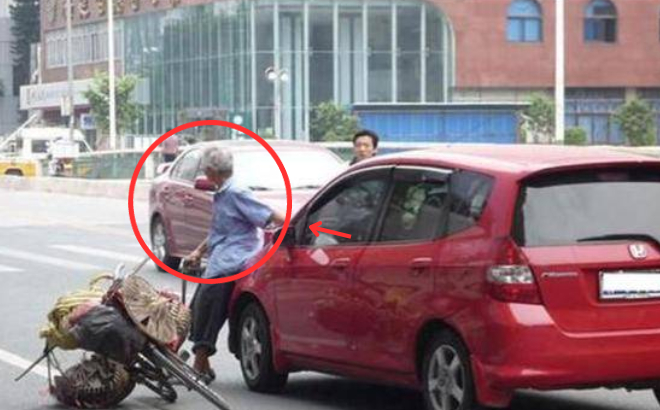 Trung Quốc: Đâm phải cụ già, nữ tài xế bị đòi bồi thường hơn 3 tỷ, toà lại tuyên án không phải trả đồng nào - Ảnh 2.