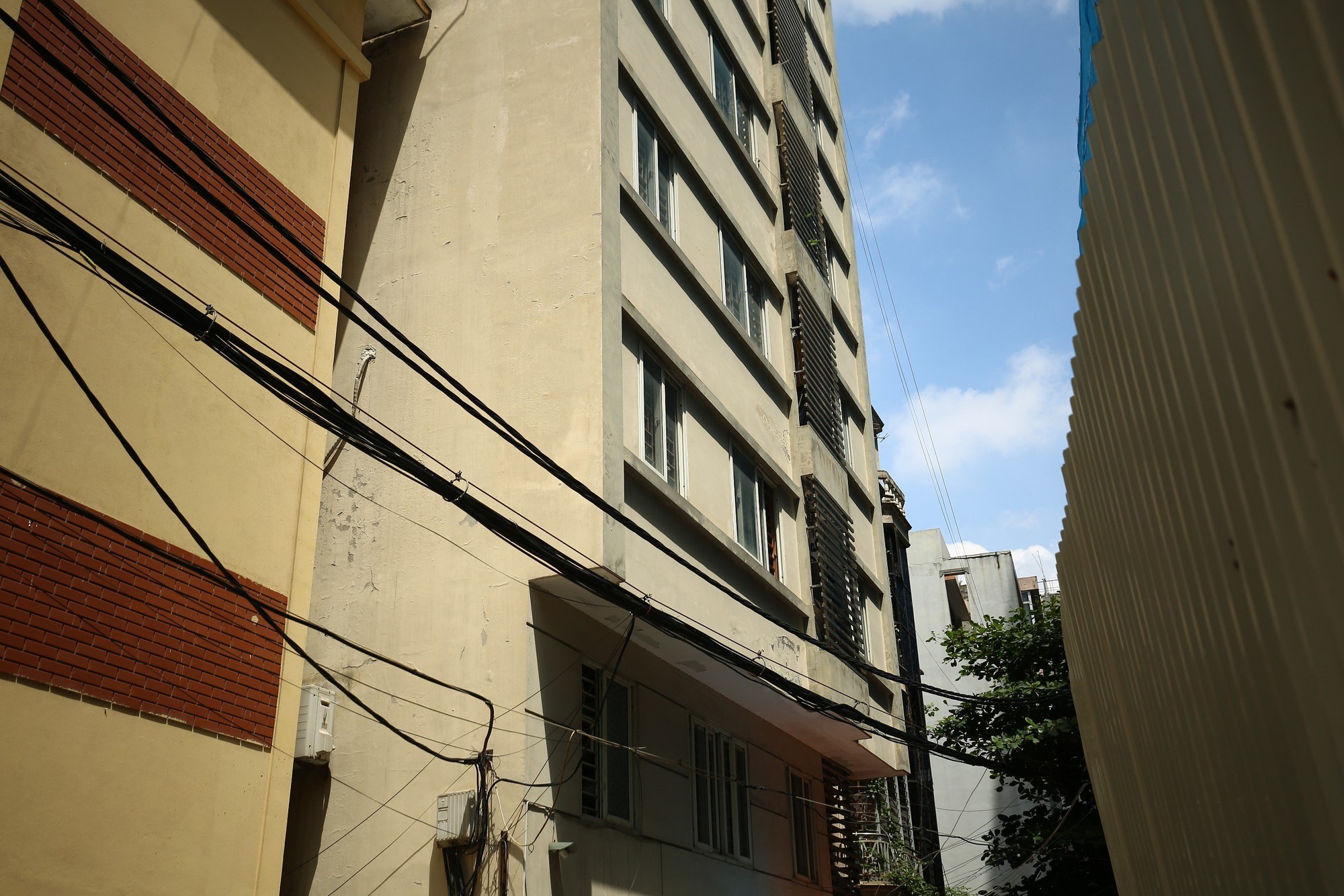Một chung cư khác cũng do ông Minh làm chủ, địa chỉ trong ngõ 203 đường Trường Chinh (phường Khương Mai), tòa chung cư mini này cao 10 tầng, chia làm 25 phòng, được xây dựng trên ô đất có diện tích gần 120 m2.
