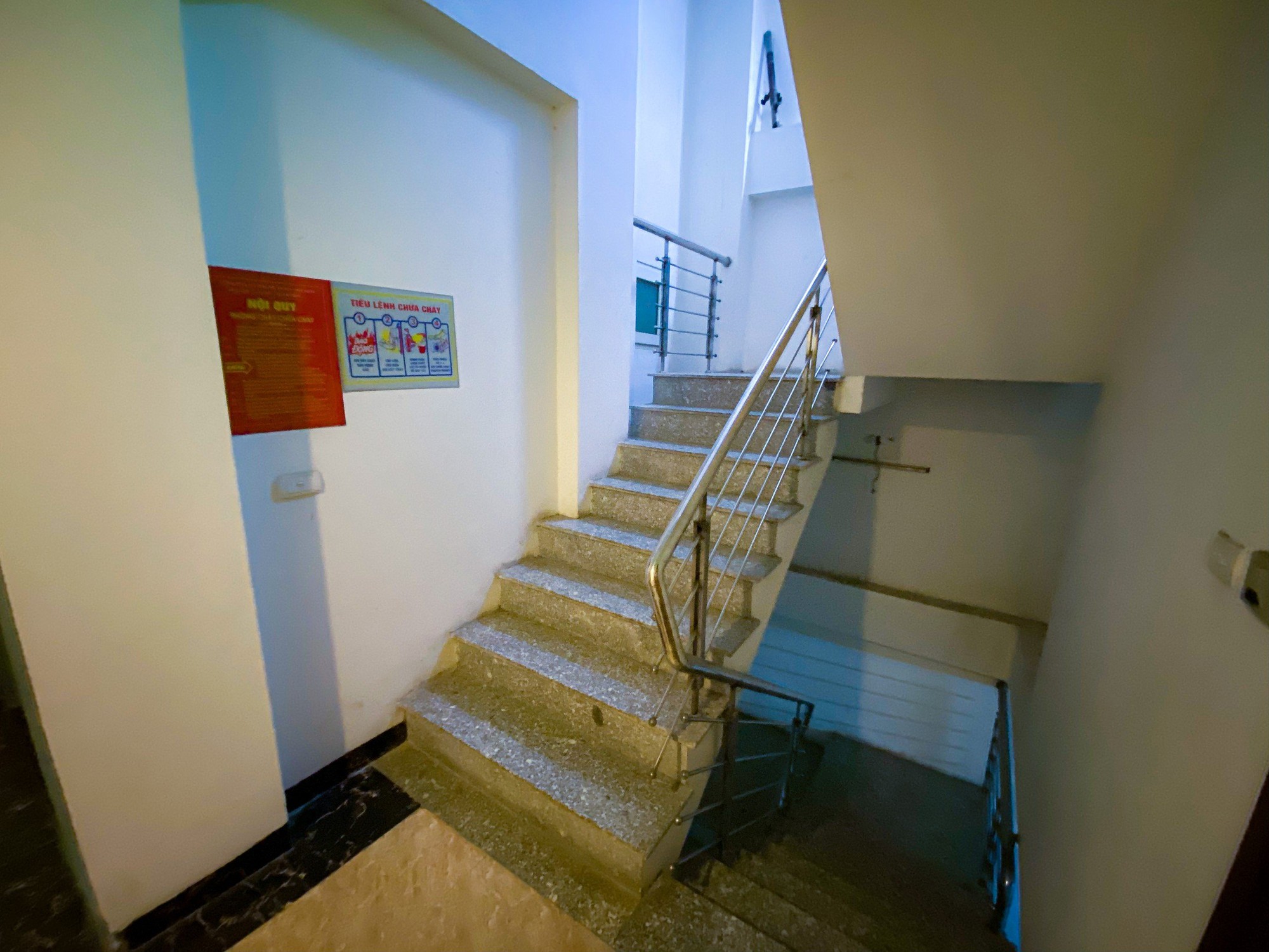 Trong các chung cư mini của ông Minh chủ yếu chỉ có cầu thang bộ để làm lối thoát hiểm