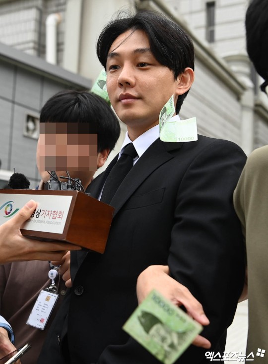Yoo Ah In bị người dân ném tiền vào người sau buổi thẩm vấn tại tòa: &quot;Mang đến nhà tù mà dùng!&quot; - Ảnh 2.