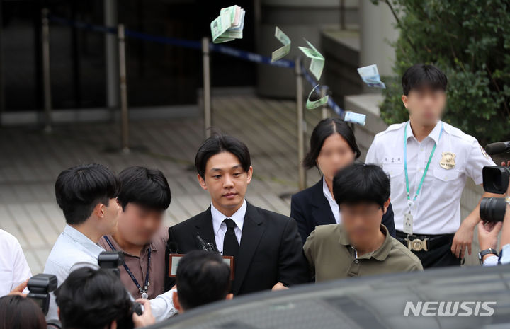 Yoo Ah In bị người dân ném tiền vào người sau buổi thẩm vấn tại tòa: &quot;Mang đến nhà tù mà dùng!&quot; - Ảnh 1.