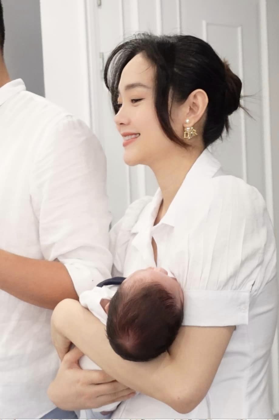 Sau 1 tháng sinh con, Minh Hằng kể chuyện làm &quot;mẹ bỉm&quot;: Căng thẳng và lo sợ - Ảnh 2.