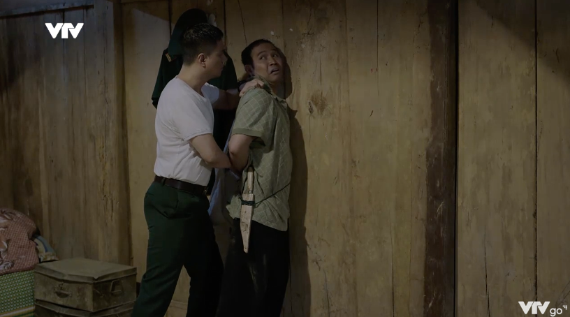 Cuộc chiến kh&ocirc;ng giới tuyến - Tập 8: Cắm chốt bảo vệ Phương, Trung su&yacute;t bị &aacute;m hại - Ảnh 10.