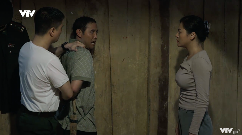 Cuộc chiến kh&ocirc;ng giới tuyến - Tập 8: Cắm chốt bảo vệ Phương, Trung su&yacute;t bị &aacute;m hại - Ảnh 11.