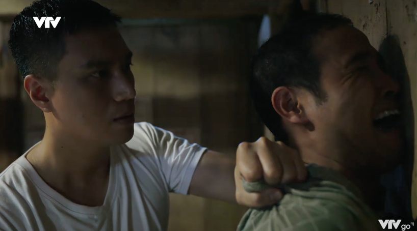 Cuộc chiến kh&ocirc;ng giới tuyến - Tập 8: Cắm chốt bảo vệ Phương, Trung su&yacute;t bị &aacute;m hại - Ảnh 12.