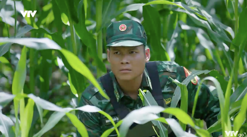 Cuộc chiến kh&ocirc;ng giới tuyến - Tập 8: Cắm chốt bảo vệ Phương, Trung su&yacute;t bị &aacute;m hại - Ảnh 23.