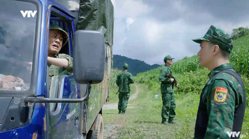 Cuộc chiến kh&ocirc;ng giới tuyến - Tập 8: Cắm chốt bảo vệ Phương, Trung su&yacute;t bị &aacute;m hại - Ảnh 24.