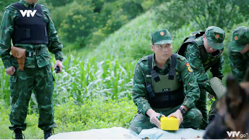 Cuộc chiến kh&ocirc;ng giới tuyến - Tập 8: Cắm chốt bảo vệ Phương, Trung su&yacute;t bị &aacute;m hại - Ảnh 27.