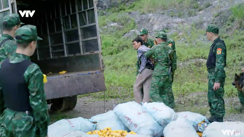 Cuộc chiến kh&ocirc;ng giới tuyến - Tập 8: Cắm chốt bảo vệ Phương, Trung su&yacute;t bị &aacute;m hại - Ảnh 28.