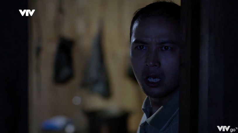 Cuộc chiến kh&ocirc;ng giới tuyến - Tập 8: Cắm chốt bảo vệ Phương, Trung su&yacute;t bị &aacute;m hại - Ảnh 6.