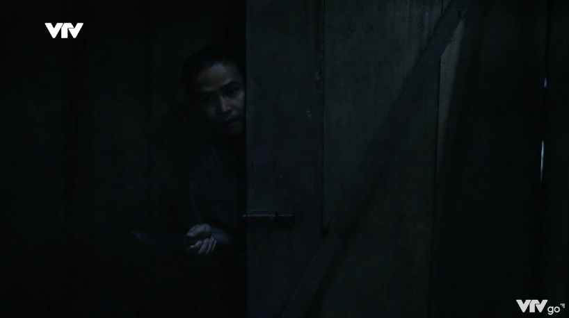 Cuộc chiến kh&ocirc;ng giới tuyến - Tập 8: Cắm chốt bảo vệ Phương, Trung su&yacute;t bị &aacute;m hại - Ảnh 7.