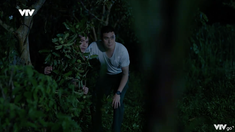 Cuộc chiến kh&ocirc;ng giới tuyến - Tập 8: Cắm chốt bảo vệ Phương, Trung su&yacute;t bị &aacute;m hại - Ảnh 9.