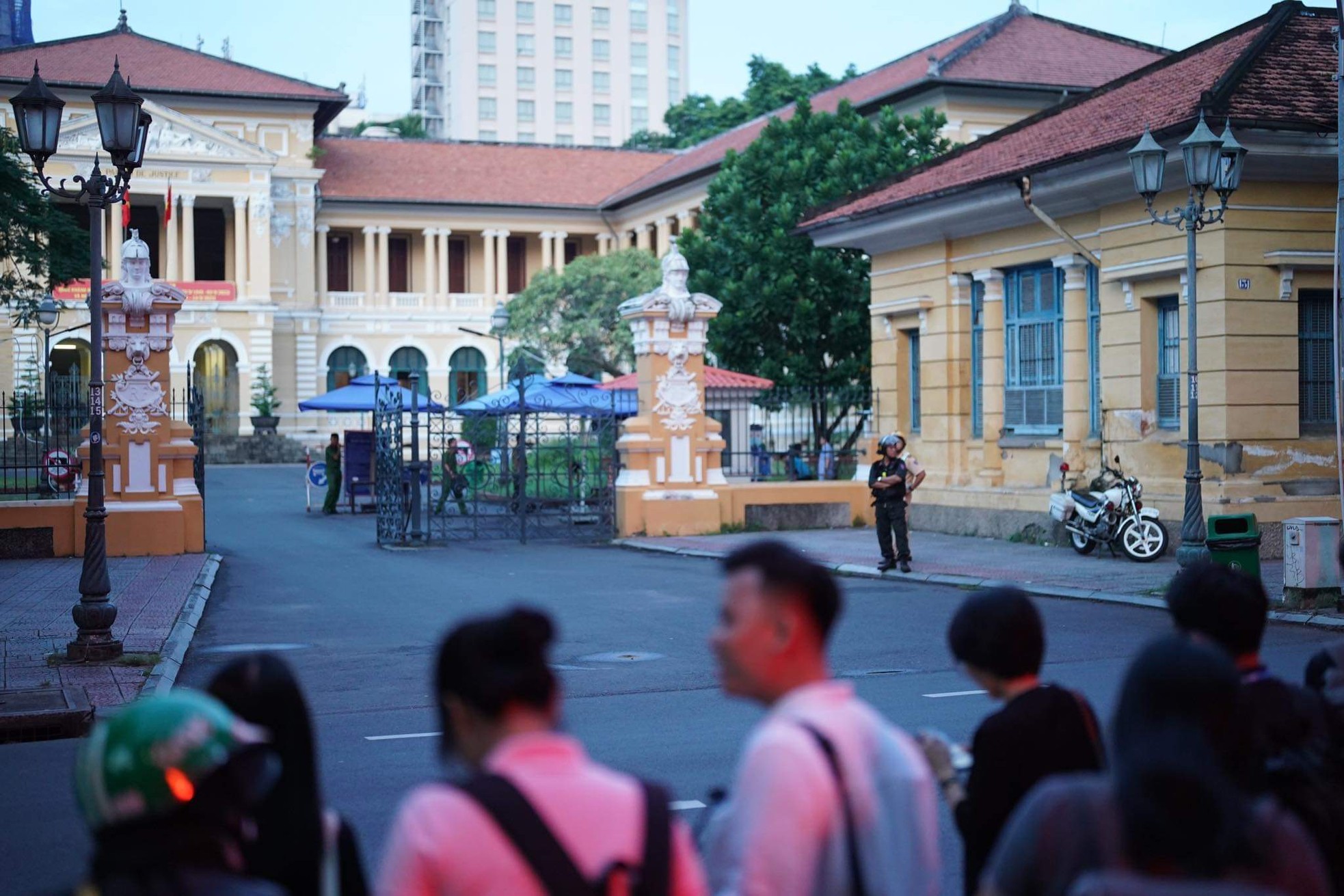 Người dân xếp hàng từ 3h sáng xem tòa xét xử bà Nguyễn Phương Hằng - Ảnh 9.
