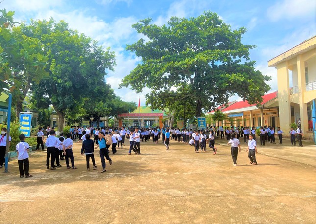 Xôn xao vụ trường học 'trắng' giáo viên Tiếng Anh sau quyết định của lãnh đạo huyện - Ảnh 1. Xôn xao vụ trường học 'trắng' giáo viên Tiếng Anh sau quyết định của lãnh đạo huyện - Ảnh 1.