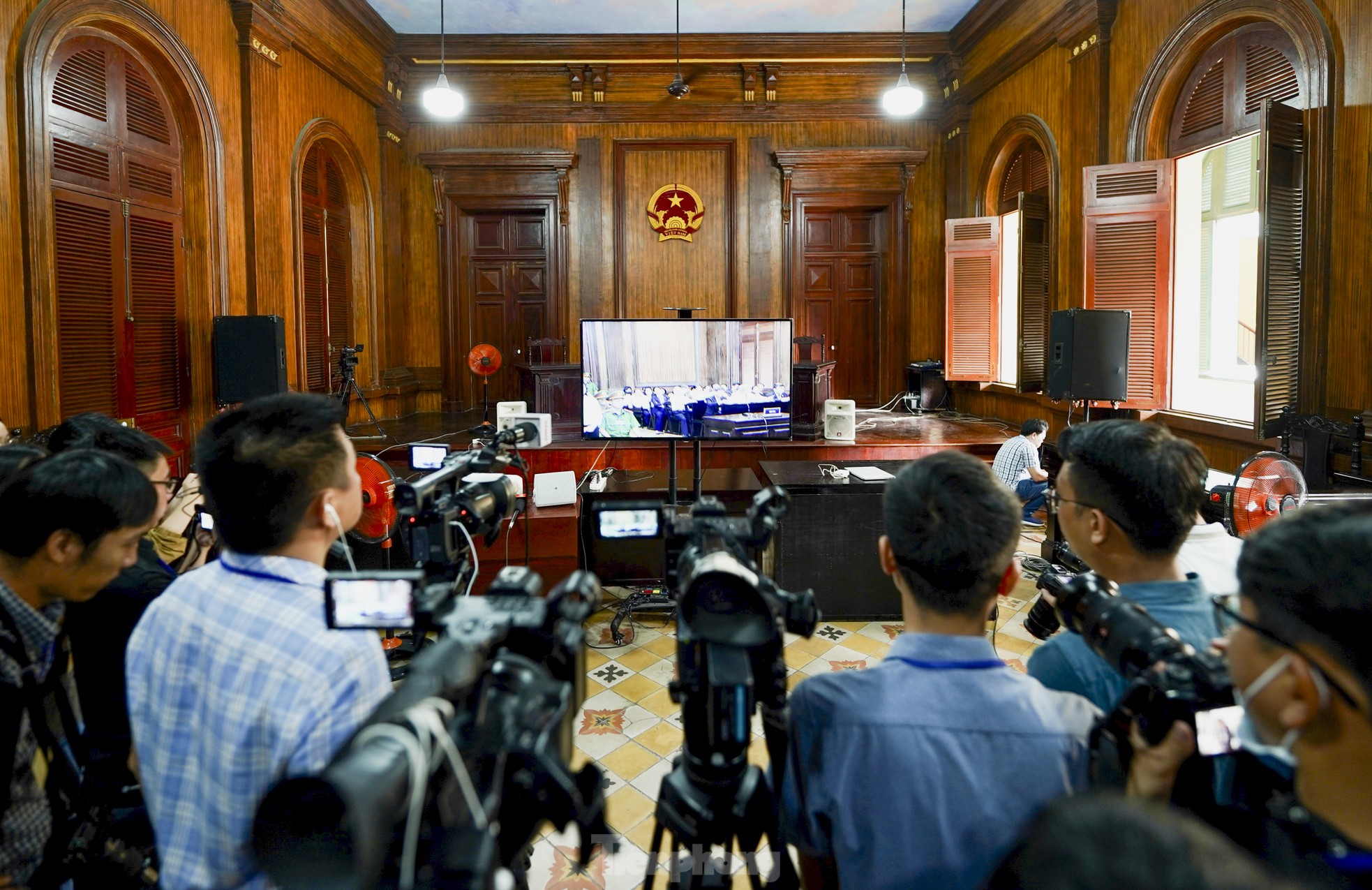 Giải tán nhóm người livestream tại phiên toà xét xử bà Nguyễn Phương Hằng - Ảnh 13. Giải tán nhóm người livestream tại phiên toà xét xử bà Nguyễn Phương Hằng - Ảnh 13.