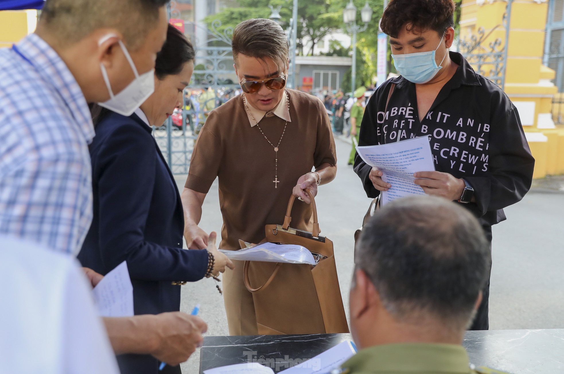 Giải tán nhóm người livestream tại phiên toà xét xử bà Nguyễn Phương Hằng - Ảnh 9. Giải tán nhóm người livestream tại phiên toà xét xử bà Nguyễn Phương Hằng - Ảnh 9.
