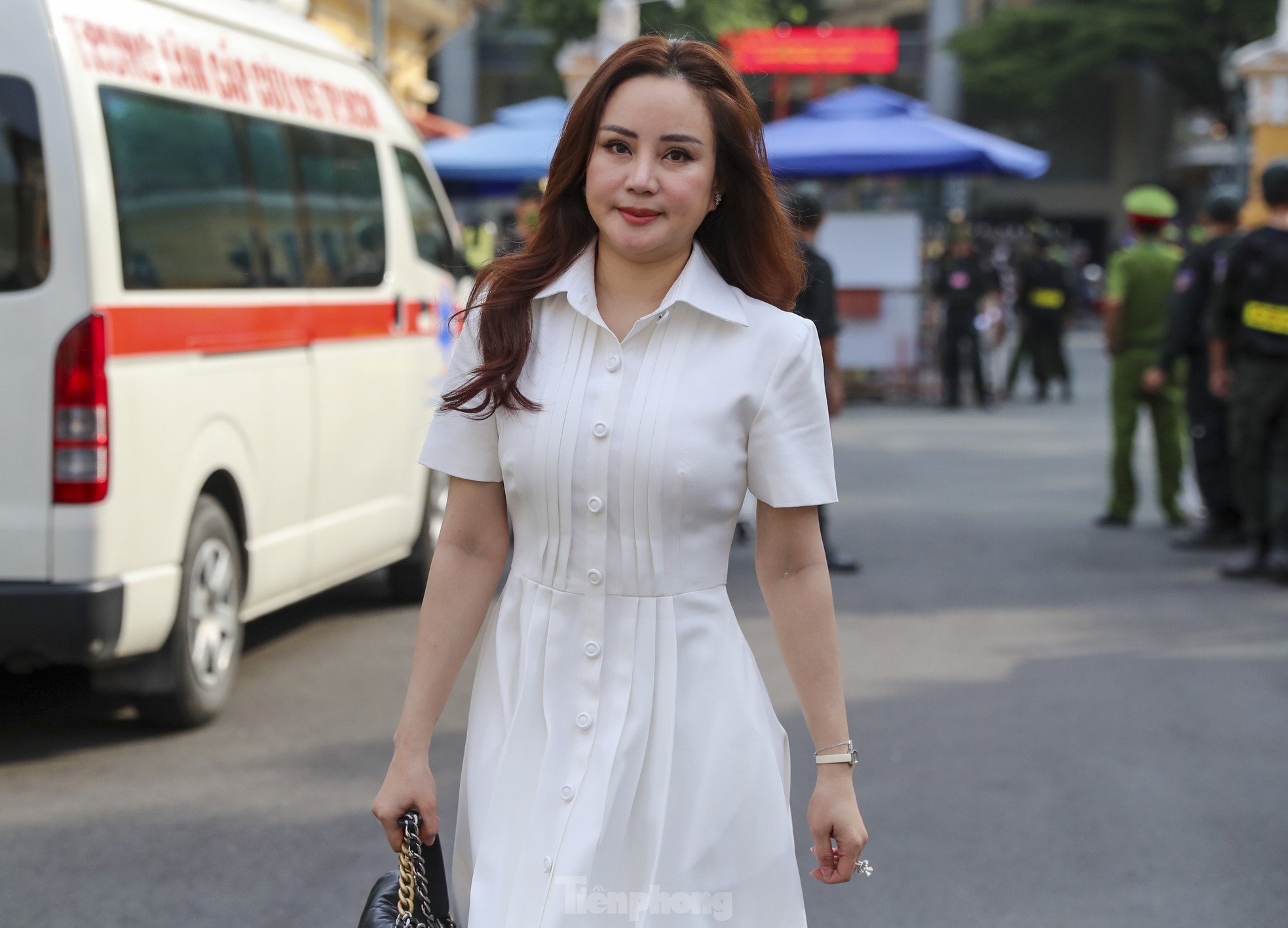 Giải tán nhóm người livestream tại phiên toà xét xử bà Nguyễn Phương Hằng - Ảnh 11. Giải tán nhóm người livestream tại phiên toà xét xử bà Nguyễn Phương Hằng - Ảnh 11.