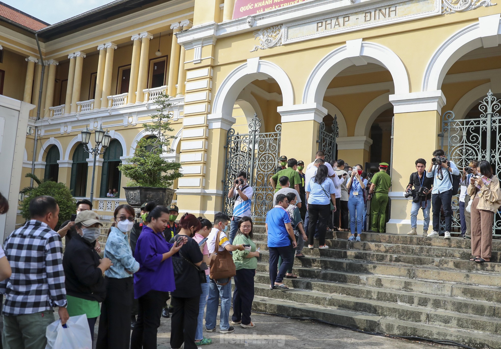 Giải tán nhóm người livestream tại phiên toà xét xử bà Nguyễn Phương Hằng - Ảnh 7. Giải tán nhóm người livestream tại phiên toà xét xử bà Nguyễn Phương Hằng - Ảnh 7.