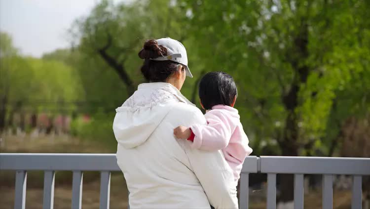 Thấy con gái ngày càng giống người yêu cũ, người phụ nữ mang con đi cho, rồi hối hận vì bị &quot;nhà chồng lạnh nhạt&quot; - Ảnh 3.