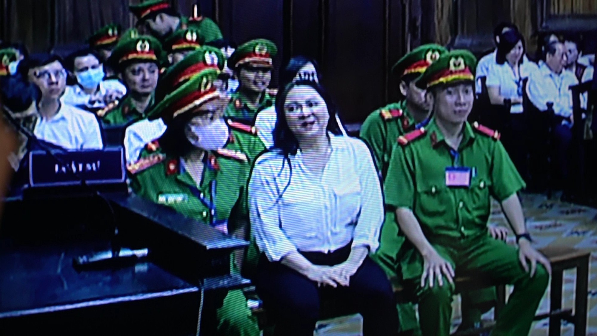 Tại tòa, bị cáo Nguyễn Phương Hằng nói gì về ông Huỳnh Uy Dũng? - Ảnh 1. Tại tòa, bị cáo Nguyễn Phương Hằng nói gì về ông Huỳnh Uy Dũng? - Ảnh 1.