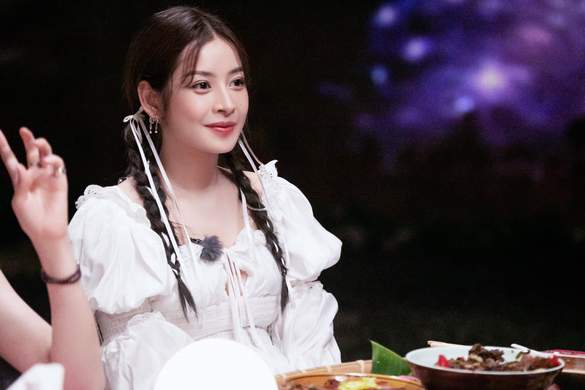Chi Pu bị fan quá khích có hành động quấy rối, phản ứng khiến netizen quốc tế lo lắng - Ảnh 1. Chi Pu bị fan quá khích có hành động quấy rối, phản ứng khiến netizen quốc tế lo lắng - Ảnh 1.