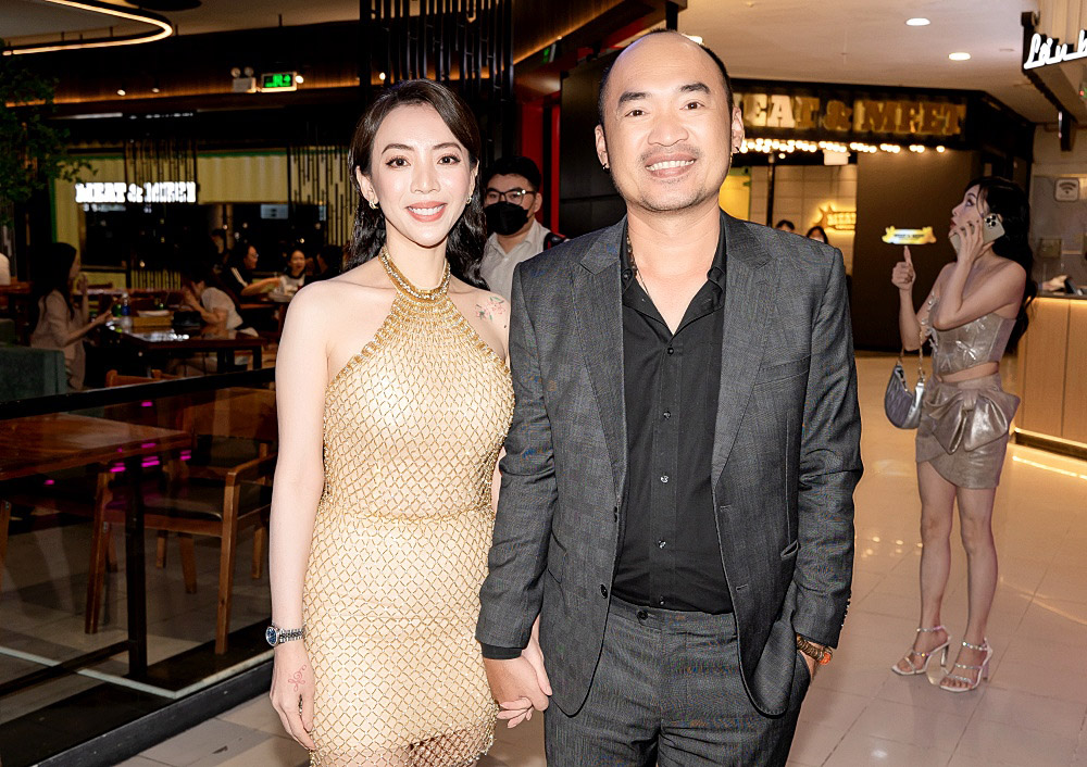 Vợ chồng Thu Trang - Tiến Luật tay trong tay tình tứ đi xem phim kinh dị của Khương Ngọc - Ảnh 2.