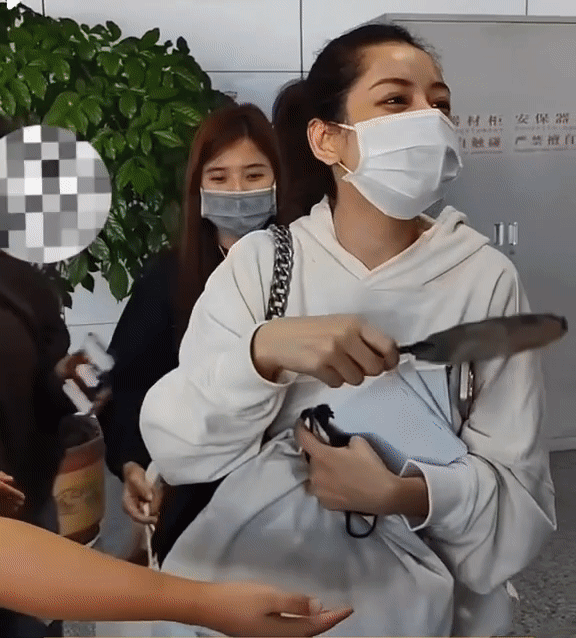 Chi Pu bị fan quá khích có hành động quấy rối, phản ứng khiến netizen quốc tế lo lắng - Ảnh 3. Chi Pu bị fan quá khích có hành động quấy rối, phản ứng khiến netizen quốc tế lo lắng - Ảnh 3.