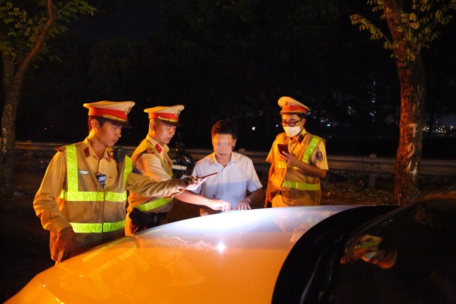 Chủ tịch phường ở Hà Nội bị lập biên bản, giữ ô tô vì không chấp hành kiểm tra nồng độ cồn - Ảnh 1.