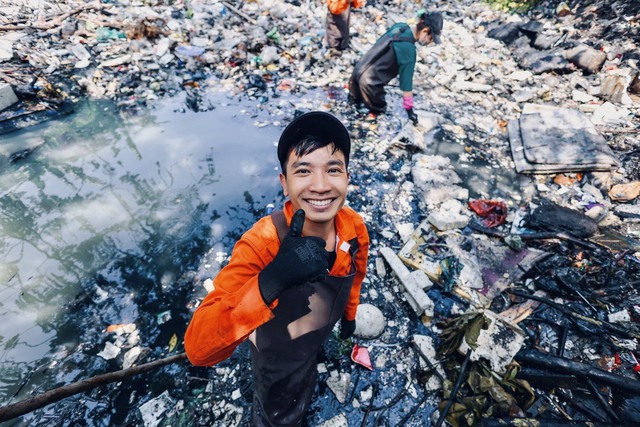Những dòng kênh đen được thay áo mới nhờ làn sóng người trẻ "biến hình" dọn sạch rác - Ảnh 1. Những dòng kênh đen được thay áo mới nhờ làn sóng người trẻ "biến hình" dọn sạch rác - Ảnh 1.