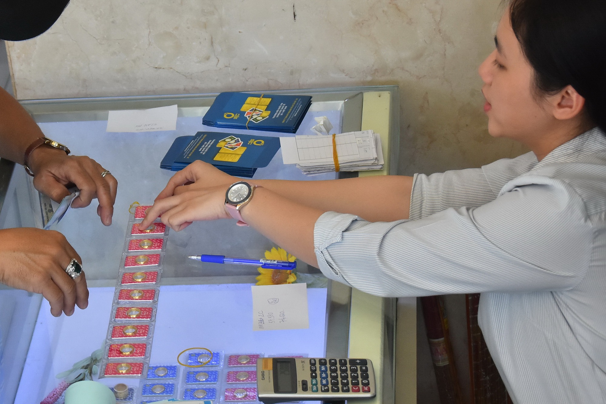 Giá vàng hôm nay 22-9: USD tăng giá dữ dội, vàng lao xuống - Ảnh 1. Giá vàng hôm nay 22-9: USD tăng giá dữ dội, vàng lao xuống - Ảnh 1.