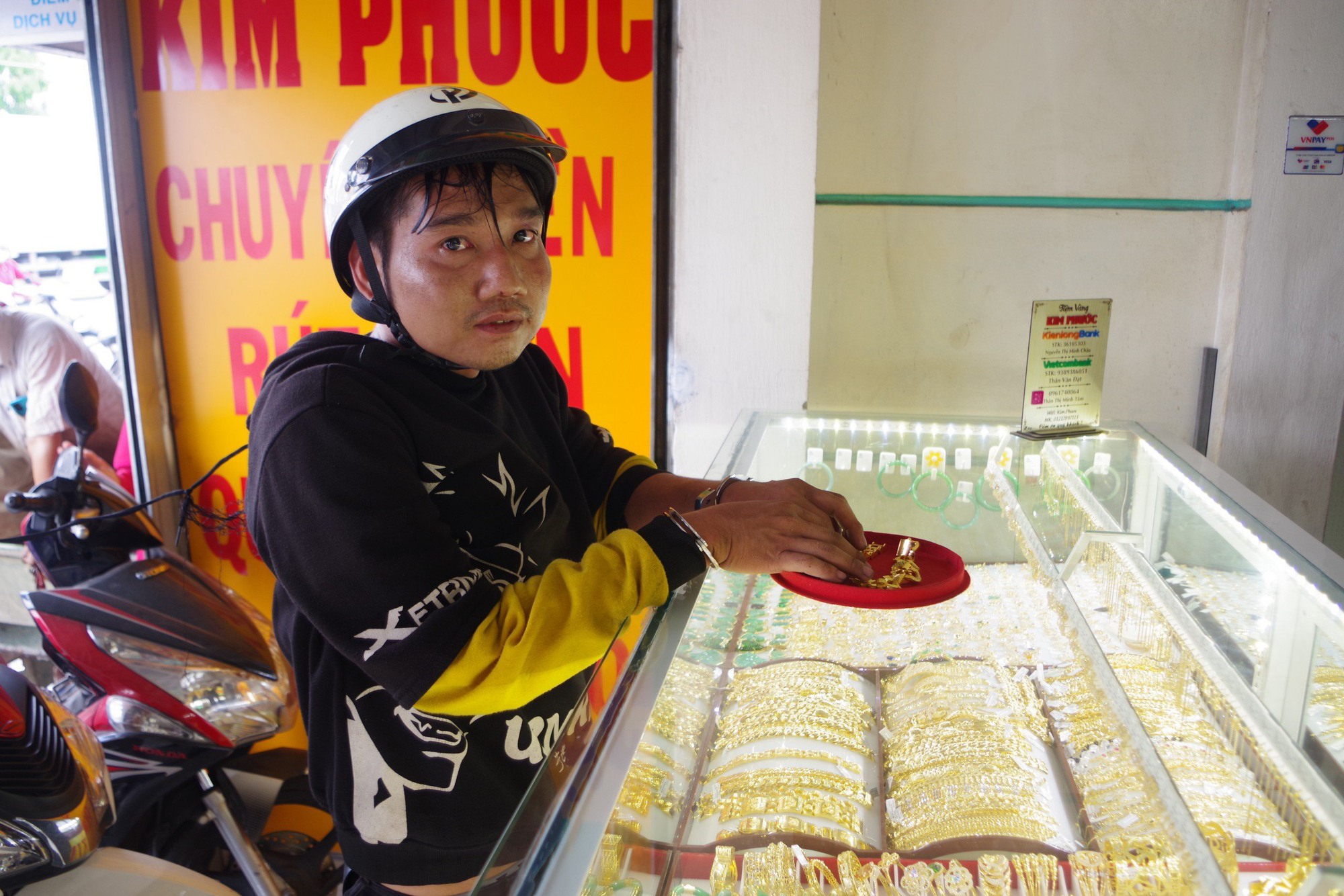 Người dân vây bắt đối tượng cướp tiệm vàng ở Long An - Ảnh 1. Người dân vây bắt đối tượng cướp tiệm vàng ở Long An - Ảnh 1.