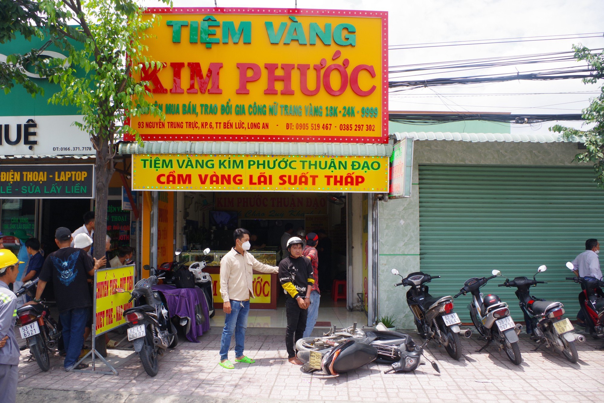 Người dân vây bắt đối tượng cướp tiệm vàng ở Long An - Ảnh 2. Người dân vây bắt đối tượng cướp tiệm vàng ở Long An - Ảnh 2.