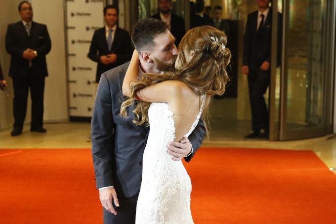 Why does Lionel Messi refuse to touch any woman except his wife? - Photo 2.