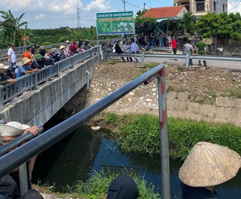 Trường học &quot;siết&quot; quy định đón trả trẻ sau vụ bé gái 2 tuổi bị bắt cóc ở Gia Lâm - Ảnh 1.