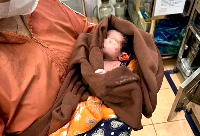 B&eacute; g&aacute;i sơ sinh cuốn trong tấm chăn bị bỏ rơi trước cửa nh&agrave; d&acirc;n - Ảnh 1.