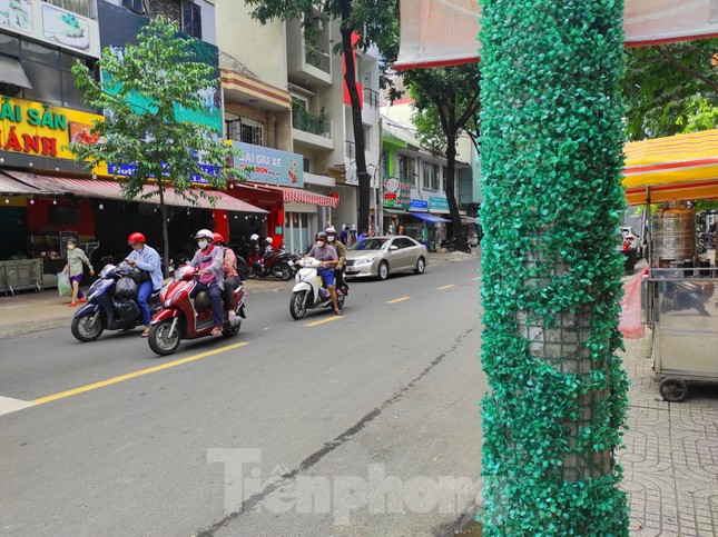 Loạt trụ đèn lộ vẻ nhếch nhác sau tháo cỏ nhựa, quận 5 nói gì? - Ảnh 8.