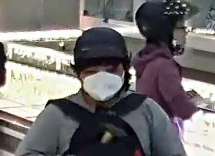 Hai kẻ cướp tiệm vàng ở Khánh Hoà là nam giới, đội tóc giả ngụy trang - Ảnh 2.