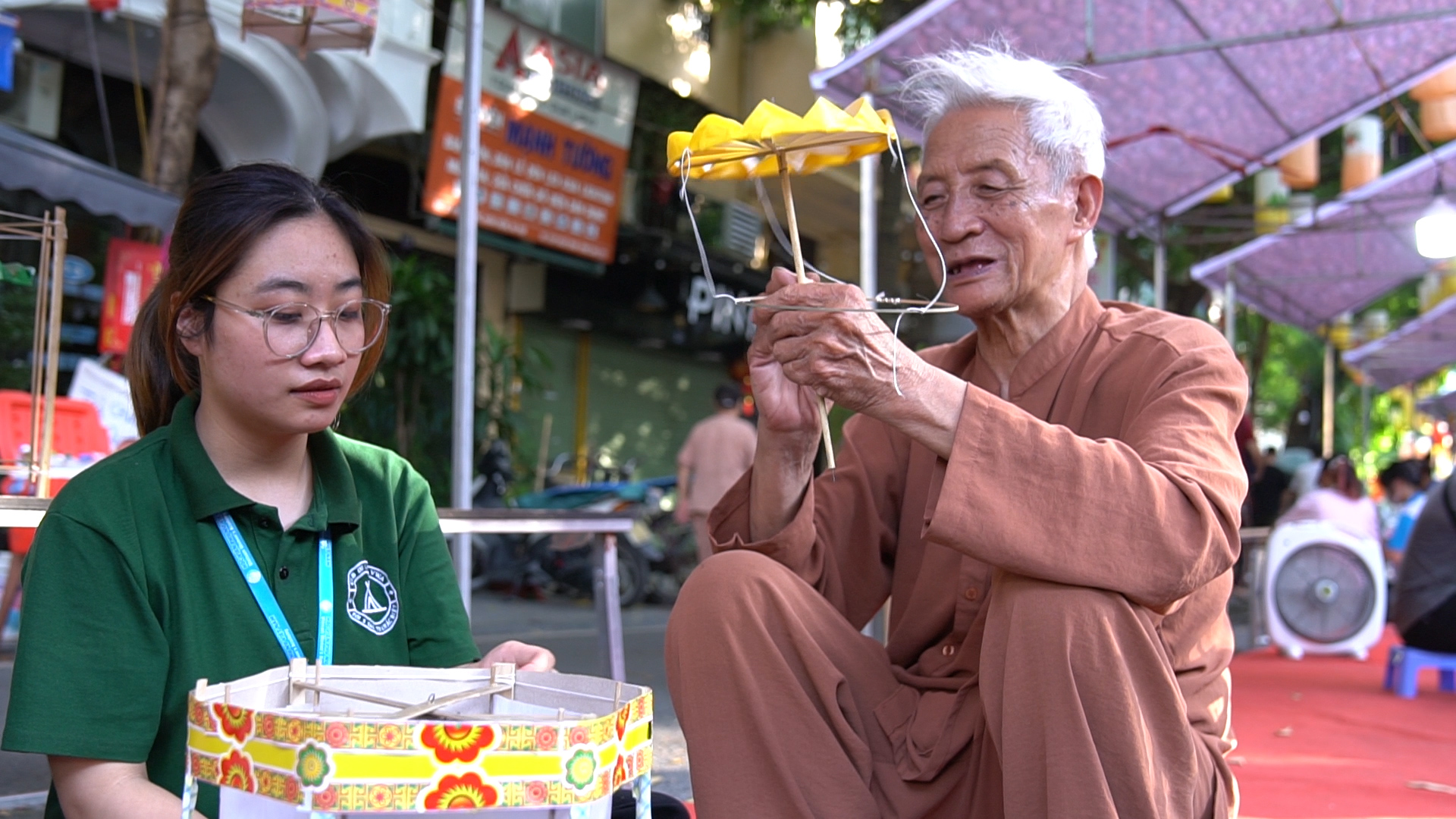 Lớp học làm đèn Trung Thu truyền thống của nghệ nhân 84 tuổi giữa phố cổ Hà Nội - Ảnh 1.