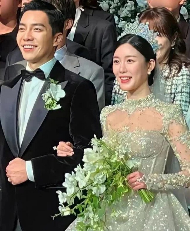 Mỹ nhân YG kết hôn sau 5 tháng bắt được hoa cưới của Lee Seung Gi: Cái vuốt má dành cho chú rể gây sốt - Ảnh 10.