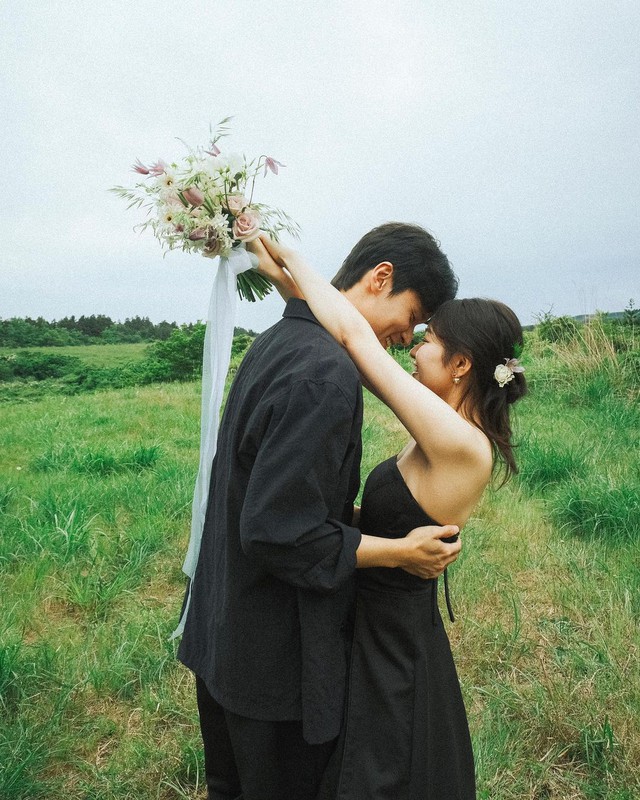 Mỹ nhân YG kết hôn sau 5 tháng bắt được hoa cưới của Lee Seung Gi: Cái vuốt má dành cho chú rể gây sốt - Ảnh 9.