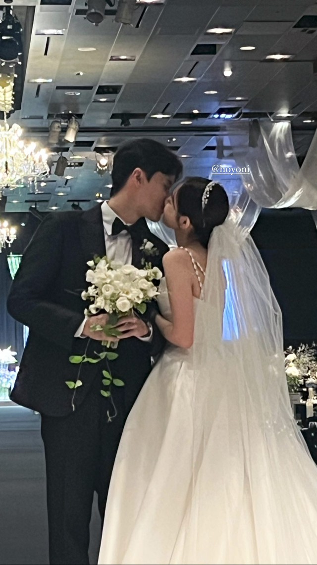 Mỹ nhân YG kết hôn sau 5 tháng bắt được hoa cưới của Lee Seung Gi: Cái vuốt má dành cho chú rể gây sốt - Ảnh 7.
