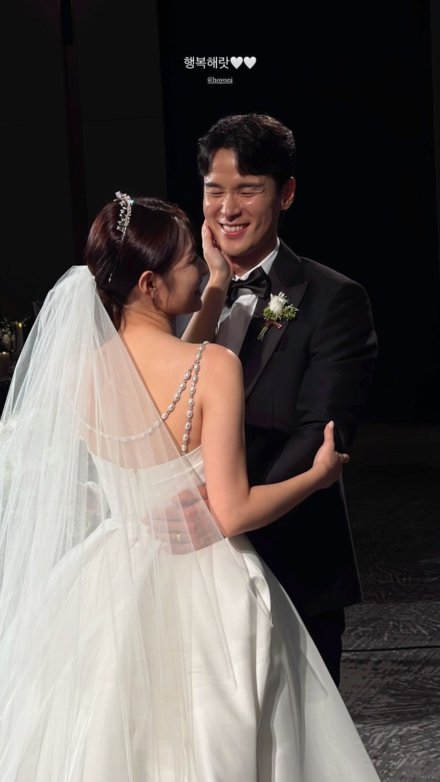 Mỹ nhân YG kết hôn sau 5 tháng bắt được hoa cưới của Lee Seung Gi: Cái vuốt má dành cho chú rể gây sốt - Ảnh 5.