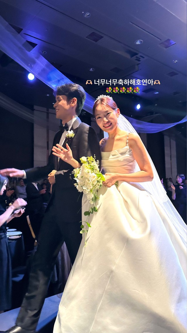 Mỹ nhân YG kết hôn sau 5 tháng bắt được hoa cưới của Lee Seung Gi: Cái vuốt má dành cho chú rể gây sốt - Ảnh 4.