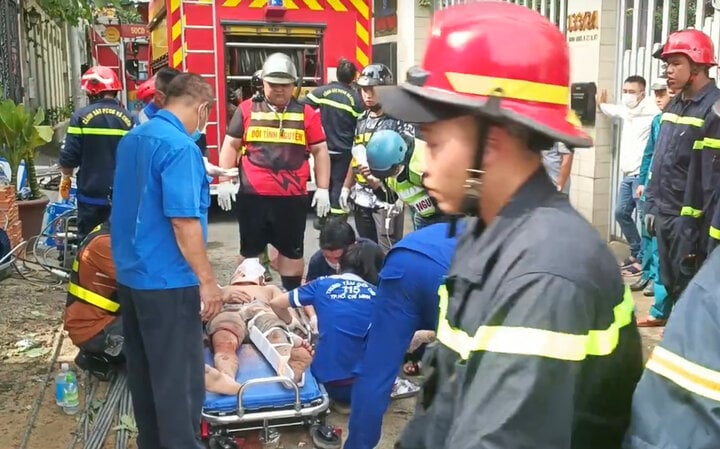 Sập nhà 4 tầng ở TP.HCM, giải cứu 7 người khỏi đống đổ nát - Ảnh 6.