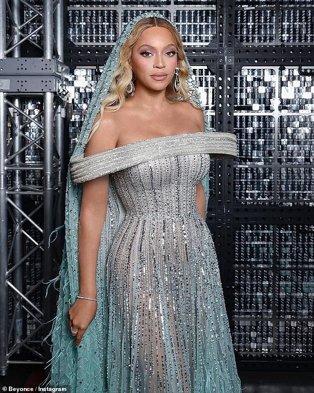 &quot;Ong chúa&quot; Beyoncé gây ấn tượng với bộ trang phục đính đá quý lộng lẫy - Ảnh 1.