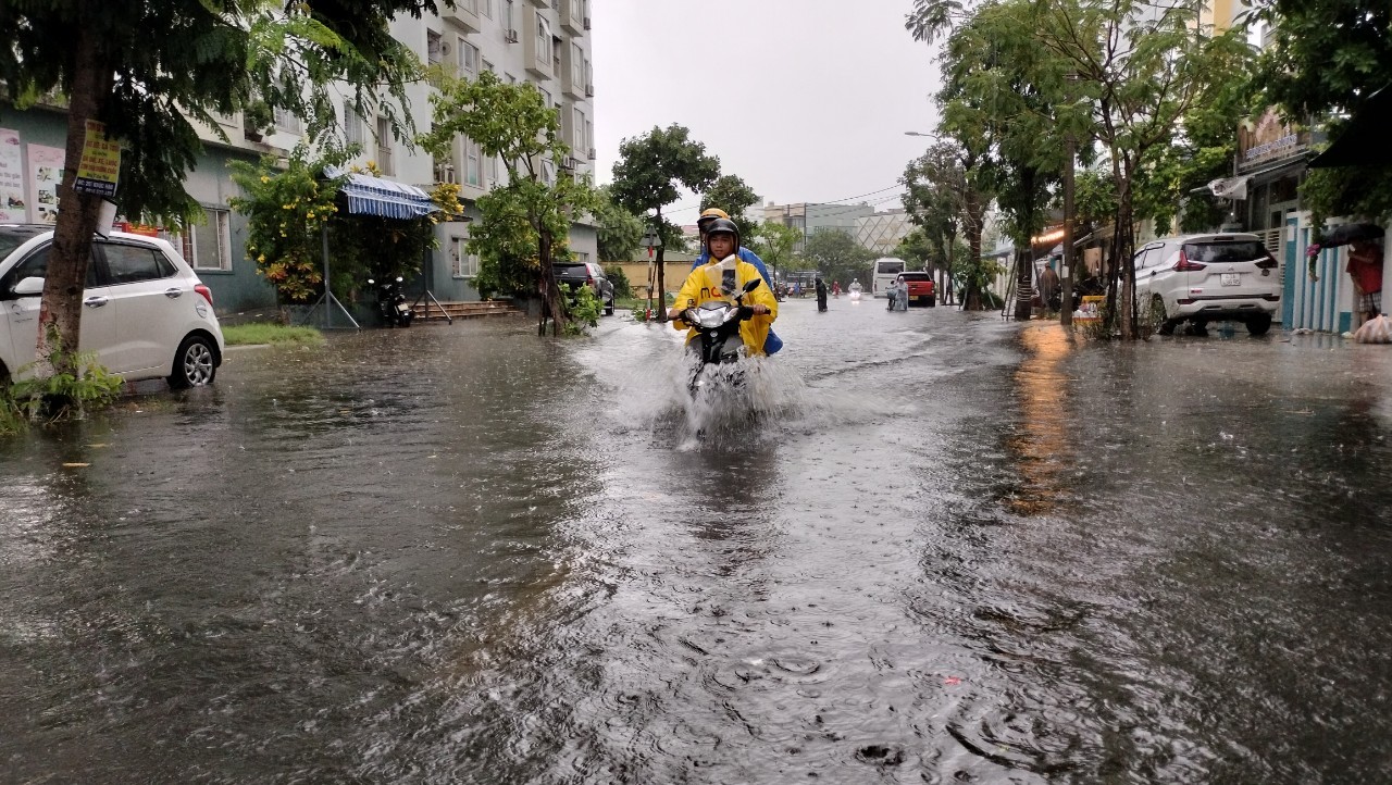 Áp thấp nhiệt đới hướng thẳng Đà Nẵng, mưa như trút nước, đường hóa thành sông - Ảnh 3.